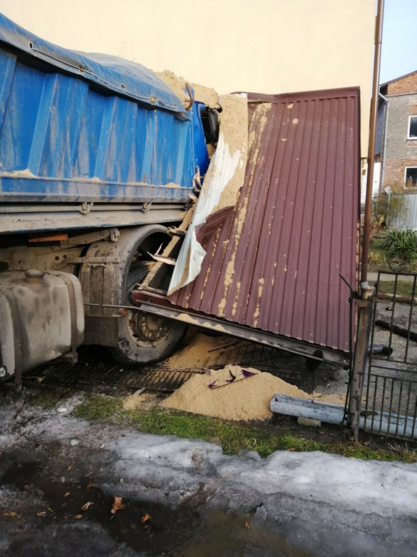 Ciężarówka wjechała w nasz dom, zniszczyła dwa samochody
