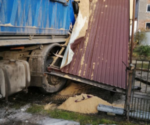 Ciężarówka wjechała w nasz dom, zniszczyła dwa samochody