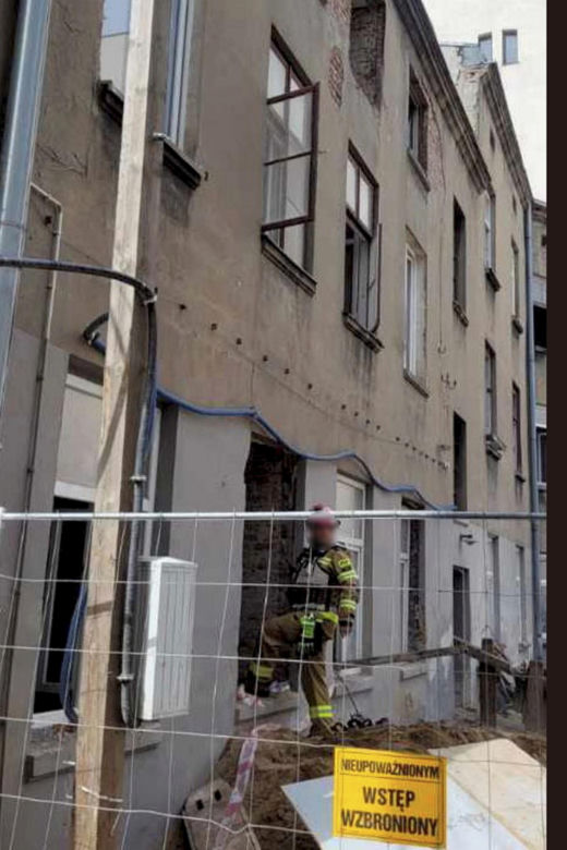 Łódź. Martwy pracownik wydobyty z gruzów. Jest śledztwo ws. katastrofy budowlanej kamienicy [ZDJĘCIA]