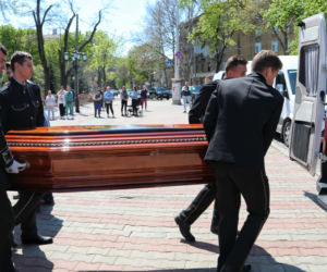 Pogrzeb małej Kiry jej mamy i babci zabitych w Mariupolu