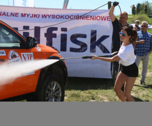 Paulina Koziejowska myje samochód na VIP CROSS
