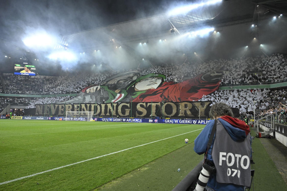 Kibice nie zawiedli podczas meczu Legia - Widzew. Efektowne zdjęcia z trybun
