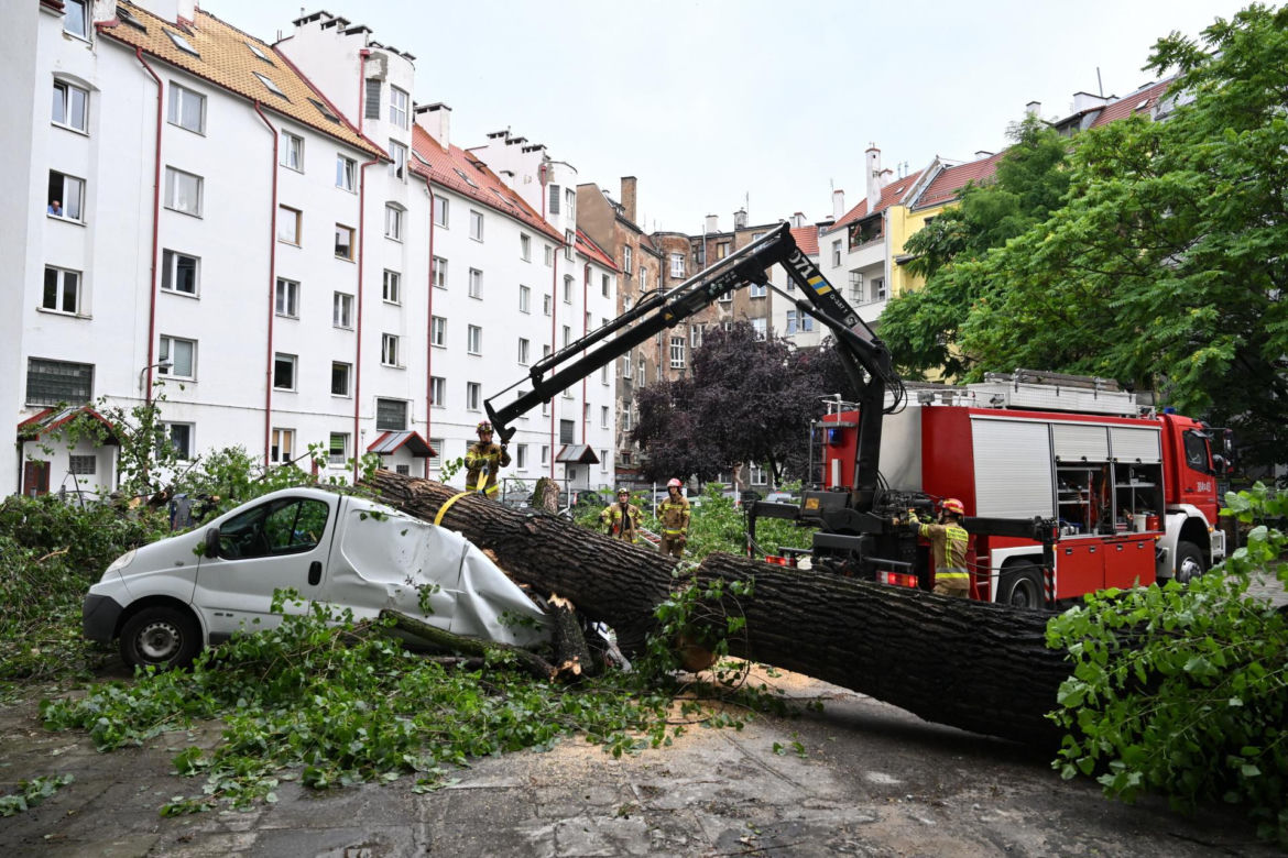 Wrocław pod wodą! Tramwaje stoją, ulice zamieniły się w rzeki