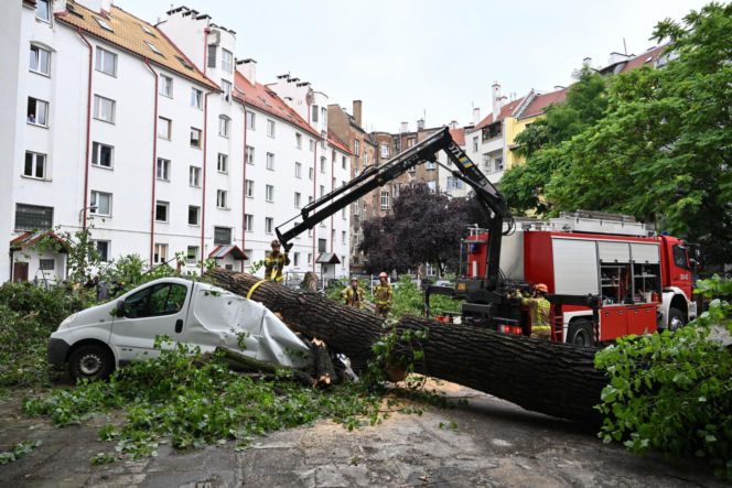 Wrocław pod wodą! Tramwaje stoją, ulice zamieniły się w rzeki