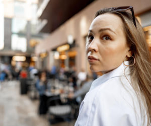 Ciągle czujesz się obserwowana? To mogą być zaburzenia lękowe. Eksperci: mózg wysyła sygnał