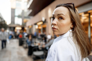 Ciągle czujesz się obserwowana? To mogą być zaburzenia lękowe. Eksperci: mózg wysyła sygnał