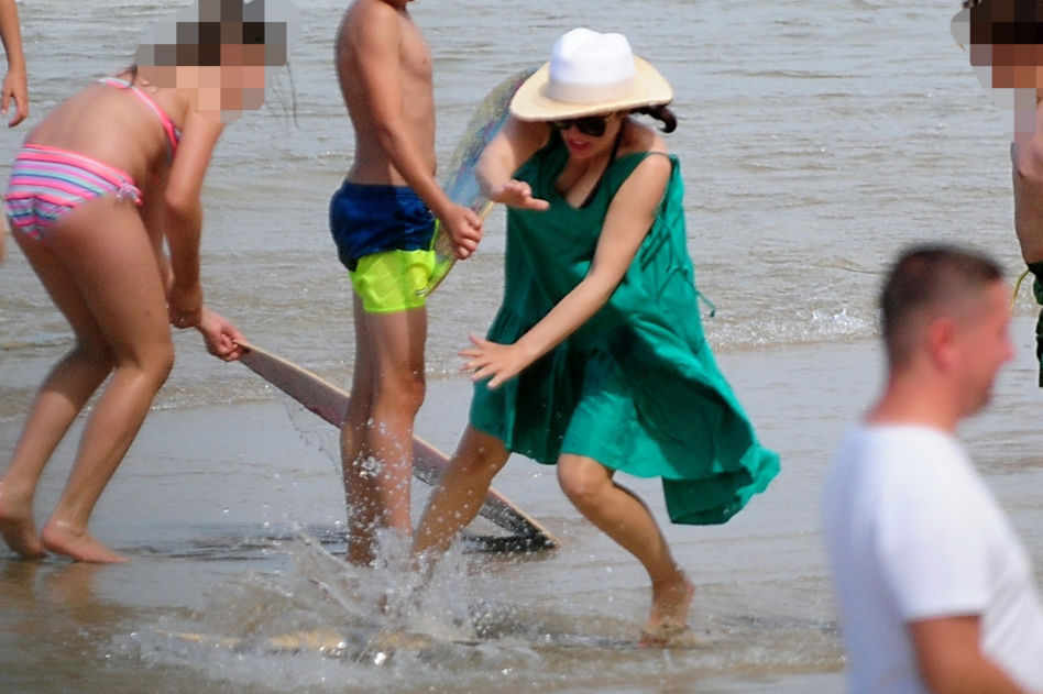 Kasia Cichopek z rodziną na plaży