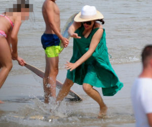 Kasia Cichopek z rodziną na plaży
