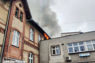 Ogień na poddaszu szpitala we Wschowie. Służby ewakuowały kilkadziesiąt osób