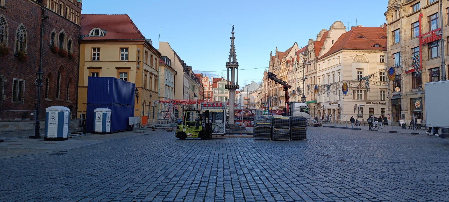 Jarmark Bożonarodzeniowy 2023 we Wrocławiu już się rozkłada. Kiedy się rozpocznie? [ZDJĘCIA]