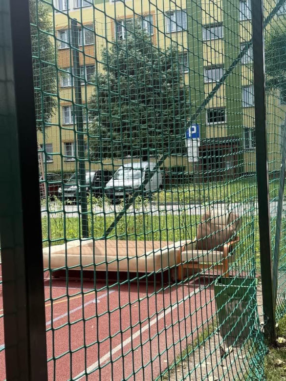 Libacje na kanapie na boisku szkolnym w Bielsku-Białej