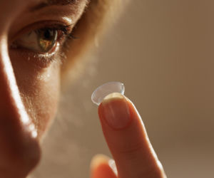 Czy można nosić soczewki kontaktowe po 50 roku życia? Ten problem dotyczy większości osób