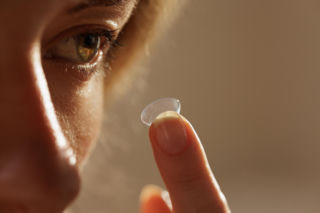 Czy można nosić soczewki kontaktowe po 50 roku życia? Ten problem dotyczy większości osób