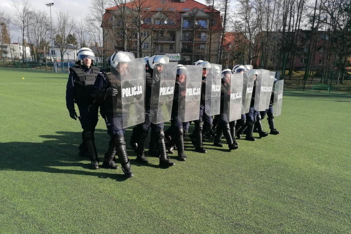 Ćwiczenia policji na stadionie w Iławie