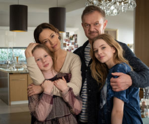 Tajemnica zawodowa. Paulina Żurawska (Justyna Zielska), Lenka (Antonina Litwiniak), Julia (Magdalena Różczka), Andrzej (Cezary Pazura)