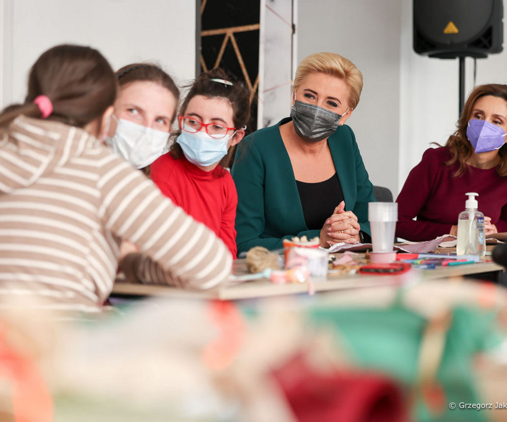 Agata Duda, okazała serce. Gotowała dla bezdomnych w zielonym garniturze