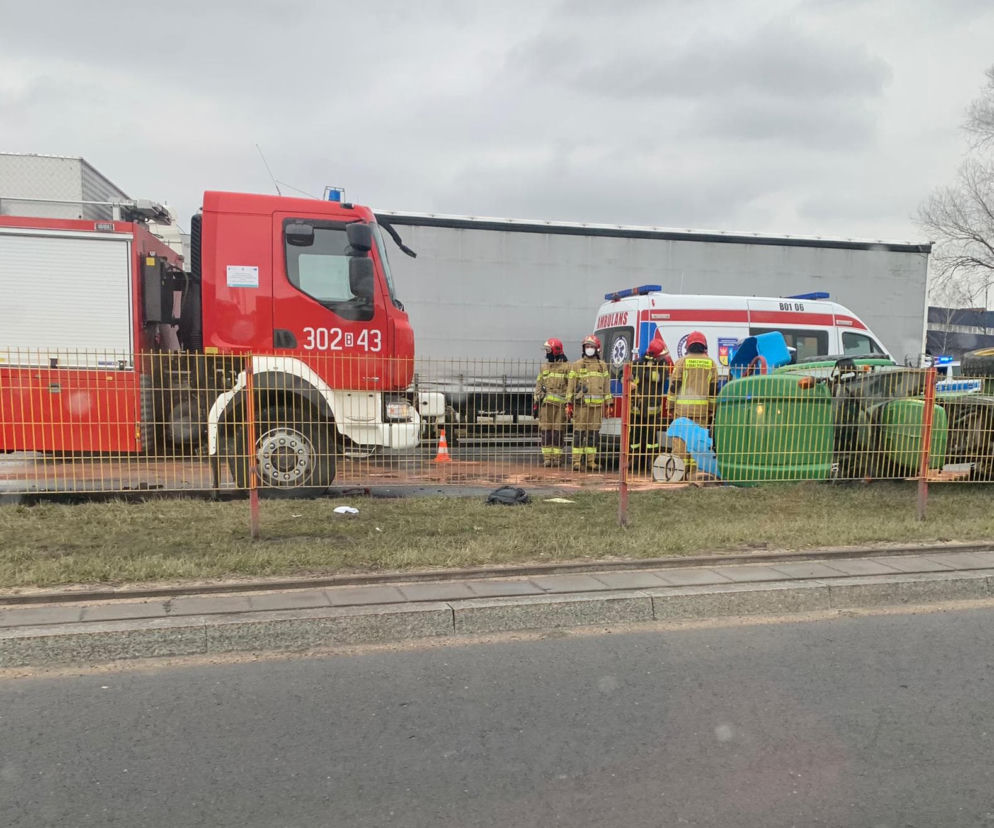 Białystok. Dwa pojazdy na boku. Bus zderzył się z ciągnikiem. Jedna osoba trafiła do szpitala