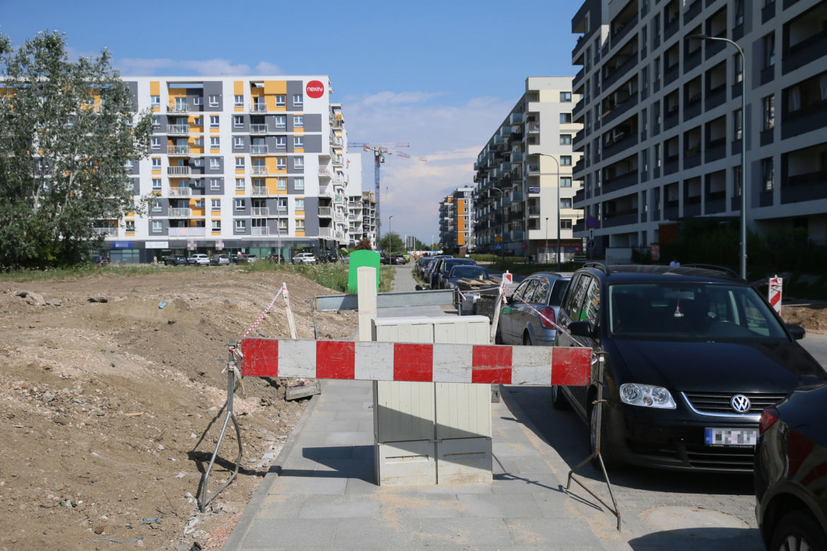 Skrzynka wyrosła na środku chodnika. Absurd w Ursusie