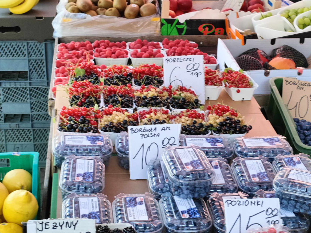Cena czereśni i truskawek na łódzkich targowiskach. Zobacz, ile kosztują owoce w Łodzi