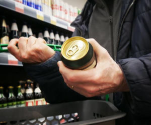 Nowa akcyza na alkohol. Ceny wódki wystrzelą w kosmos, a piwa prawie nie drgną? W tle tajemnicze działania