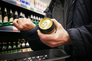 Nowa akcyza na alkohol. Ceny wódki wystrzelą w kosmos, a piwa prawie nie drgną? W tle tajemnicze działania