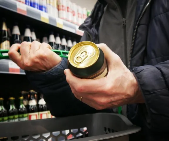 Wyższa akcyza na alkohol od 2027 r. Ceny wódki i piwa ostro w górę