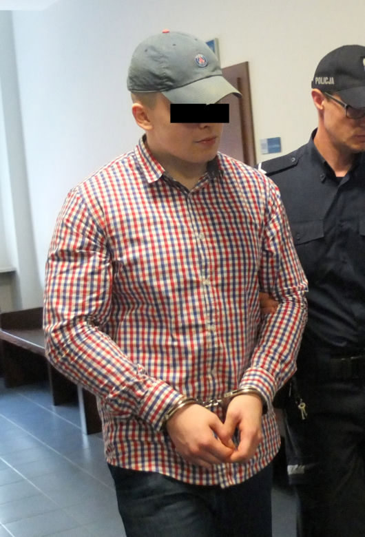 Zgwałcili kolegę kijem i kazali mu udawać psa