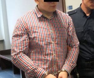 Zgwałcili kolegę kijem i kazali mu udawać psa
