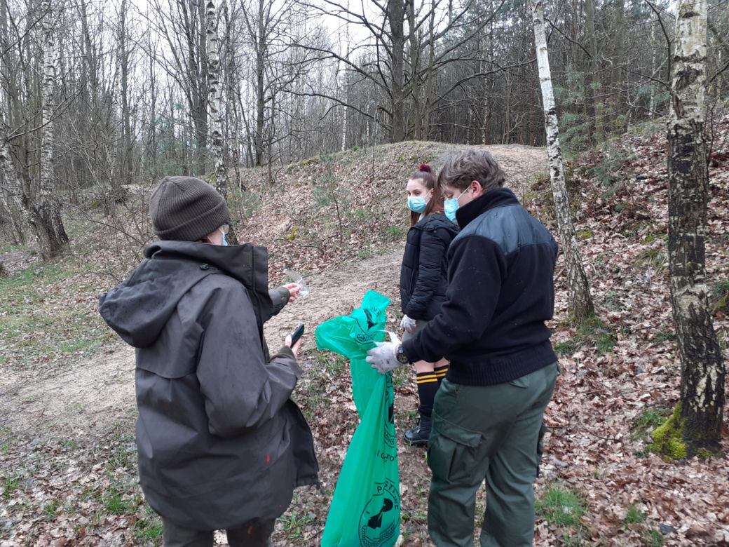 Czuwam dla Ziemi - akcja sprzątania uroczyska Sekuła przez harcerzy w Siedlcach 22.04.2021