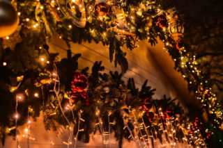 Oświetlenie świąteczne: jak cieszyć się magią dekoracji i zaoszczędzić na prądzie?