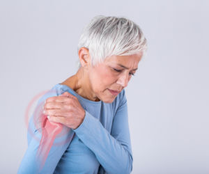 Jesienny ból stawów coraz bardziej dokucza? Poznaj 5 prostych metod na odzyskanie komfortu