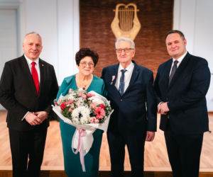 Złoty Gody par małżeńskich w Siedlcach - wręczenie pamiątkowych medali