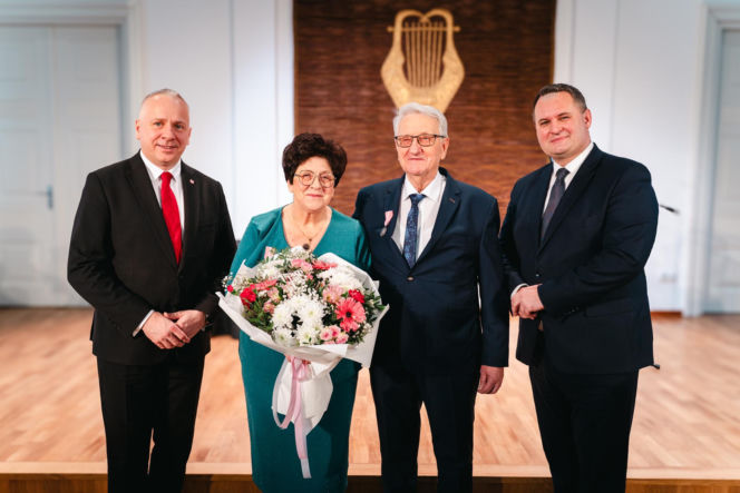 Złoty Gody par małżeńskich w Siedlcach - wręczenie pamiątkowych medali