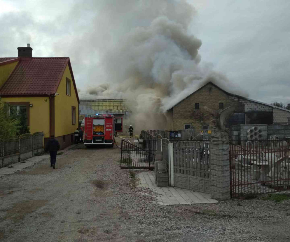 Koniecbór. Potężny pożar gasiło 51 ratowników. W środku były zwierzęta [ZDJĘCIA]