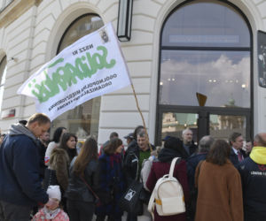 Niezależny prezydent II RP. Tajemnicza manifestacja na Krakowskim Przedmieściu [ZDJĘCIA] 