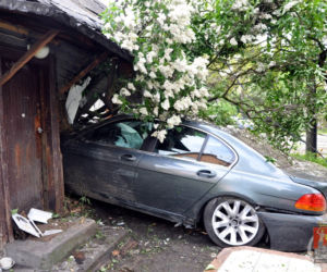 BMW wbiło się w dom