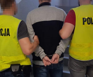 Nietypowa kradzież w Zambrowie. Dwaj złodzieje okradli samochód [ZDJĘCIA]