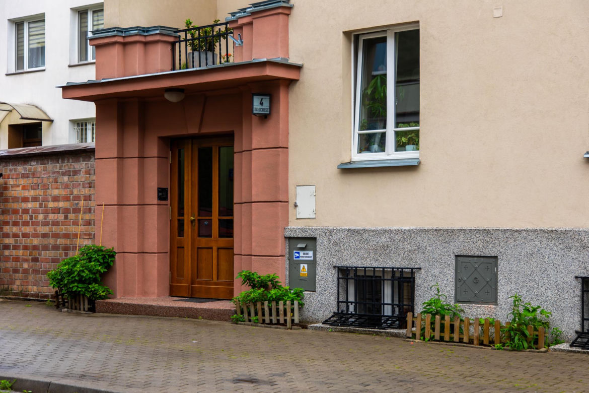 Partyzancki ogródek fasadowy na Mokotowie