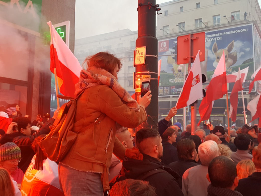 Biało-czerwony marsz na ulicach Warszawy