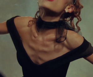 Ariana Grande w teledysku do petal