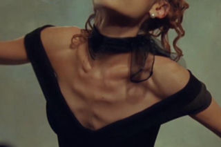 Ariana Grande w teledysku do petal