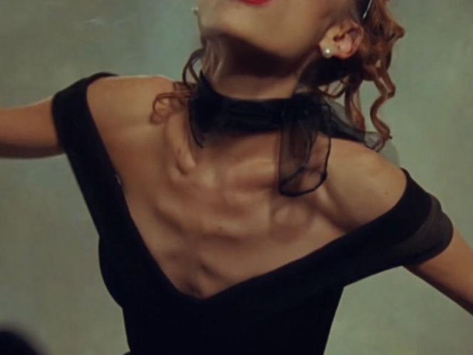 Ariana Grande w teledysku do "petal"