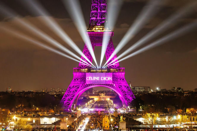 Wieża Eiffla rozbłysła na powrót Celine Dion