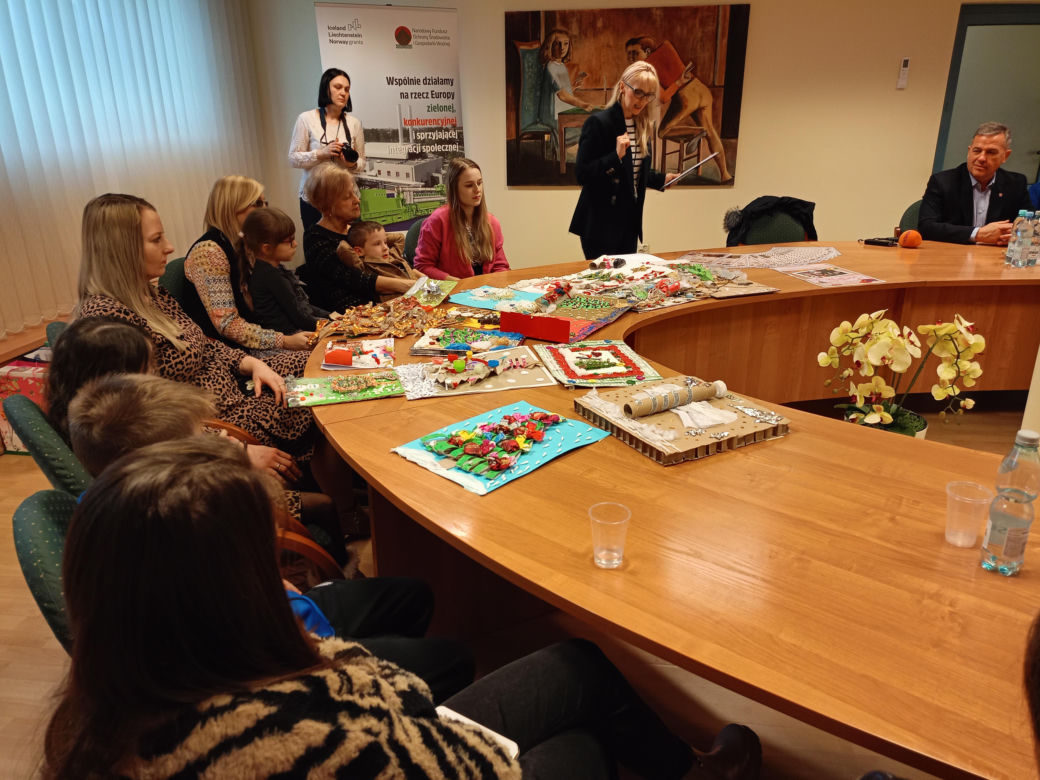 Podsumowanie konkursu na bożonarodzeniową kartkę świąteczną z recyklingu odbyło się w siedzibie Przedsiębiorstwa Energetycznego w Siedlcach