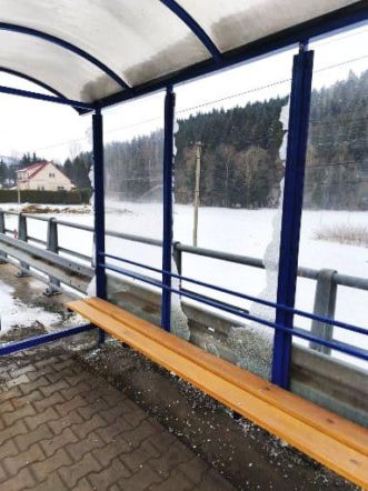 Niszczył kosze na śmieci i autobusowe wiaty.  Teraz stanie przed sądem