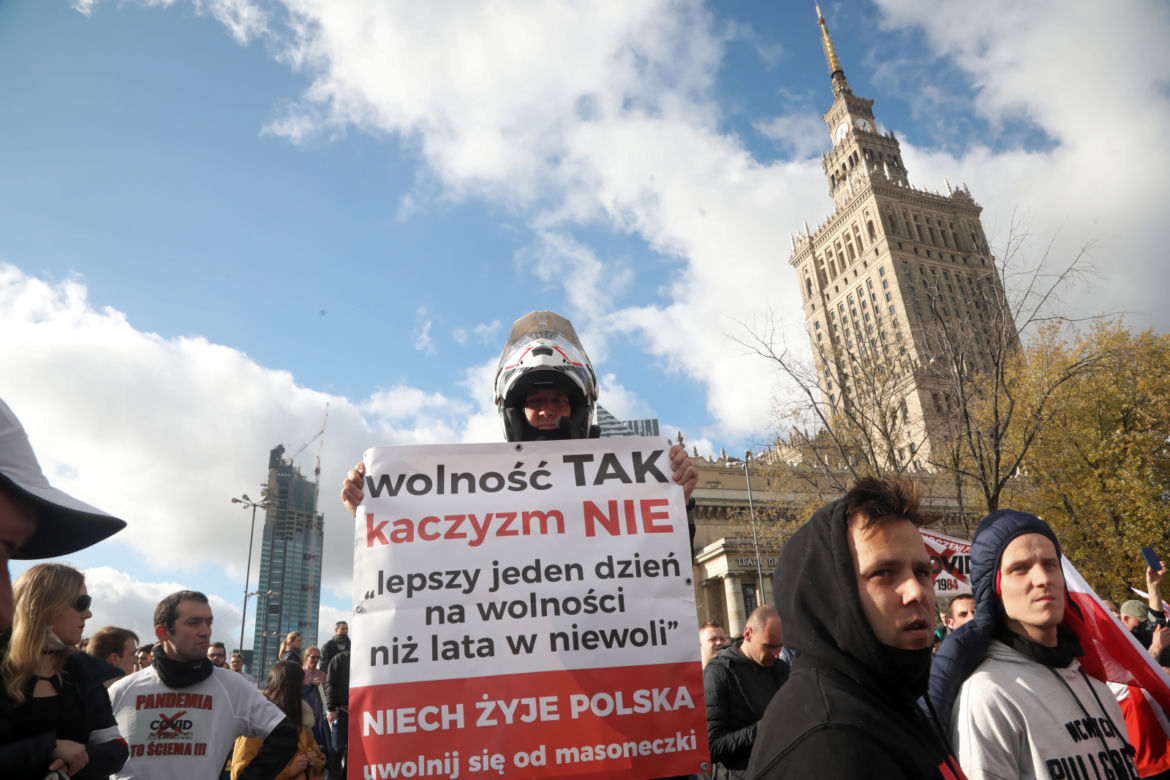 Protest antycovidowców i przedsiębiorców na Placu Defilad