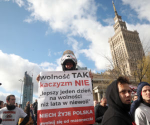 Protest antycovidowców i przedsiębiorców na Placu Defilad