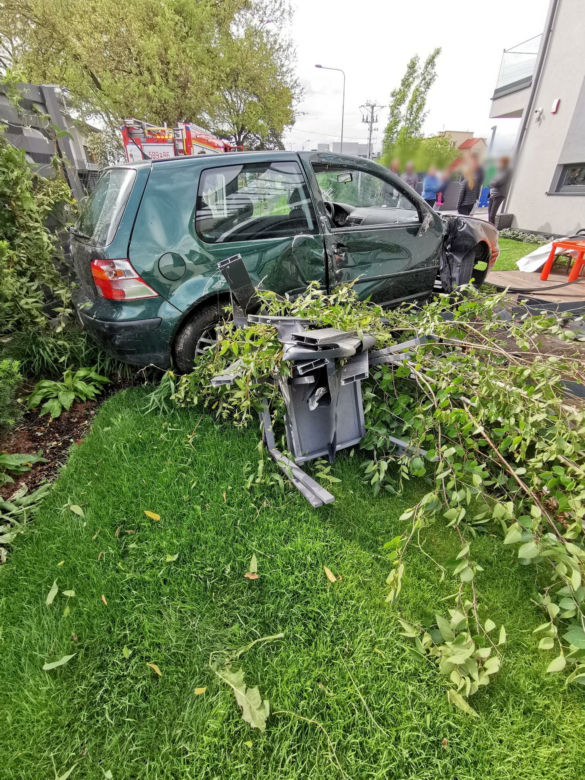 Szaleniec wjechał do ogródka. Rodzinę przed śmiercią uratowała pogoda