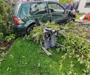 Szaleniec wjechał do ogródka. Rodzinę przed śmiercią uratowała pogoda