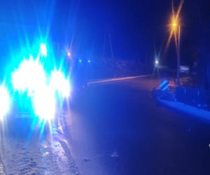 Samochód wpadł do rzeki. Trzy osoby trafiły do szpitala